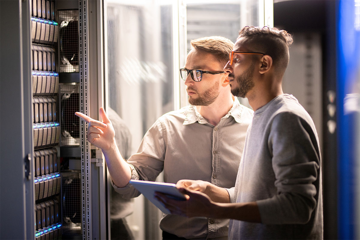 Two employees are using Smart Data Center's Back-up as a Service in their server room. © Seventyfour