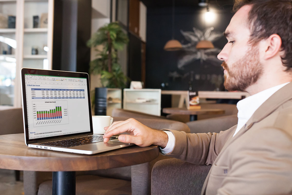 An employee works on his laptop with the Smart Data Center Cloud solution. © Adobe Stock, ZaYoNiXx