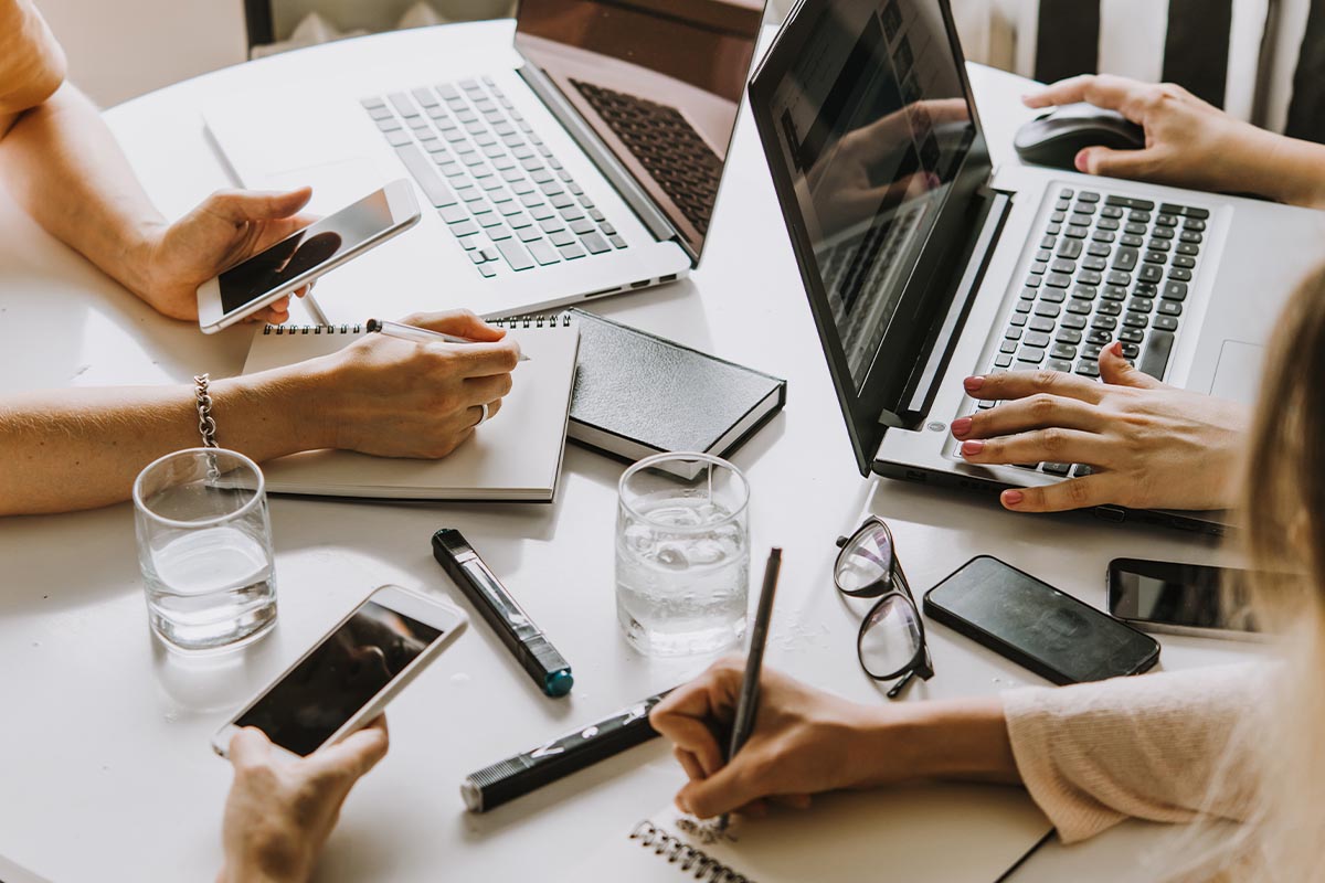 Employees use Back-up as a Service from Smart Data Center to back up their data on their devices © Shutterstock, Yulia Grigoryeva